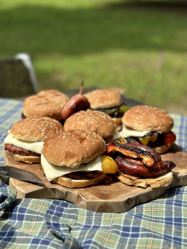 Fare grigliate in montagna con gli amici