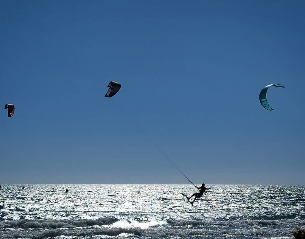 Fare sport all'aria aperta ! e poi mi piace andare a guradare chi fa windserf sulle onde del mare facendo capriole tra il vento