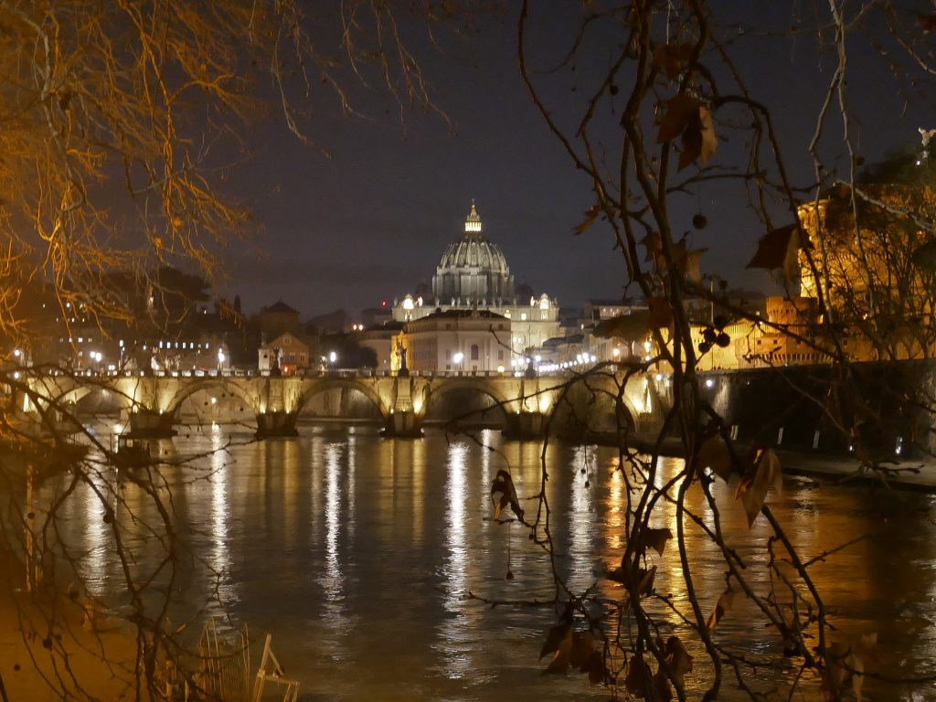 Passeggiare sul lungo Tevere e rilassarsi nei colori della sera