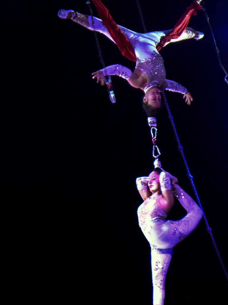 Rimanere senza fiato ammirando la bravura degli acrobati del circo