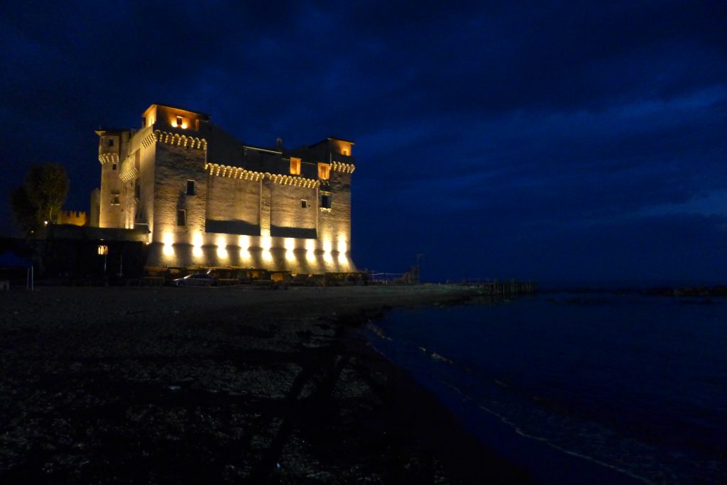 Rilassarsi nel silenzio della notte ascoltando il dolce suono del mare e le bellezze che ci circondano