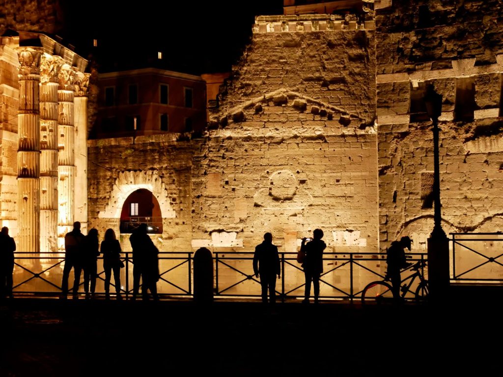Passeggiare nel cuore di Roma e ammirare la storia con le luci della sera.