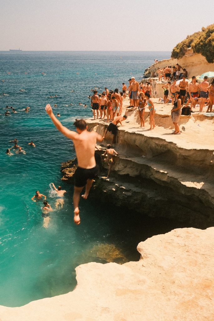 Il corpo che si stacca dalla roccia, vola per un istante e viene accolto dal mare. Prendersi cura di sé vuol dire anche scegliere il movimento, la luce, l’acqua, la natura.
