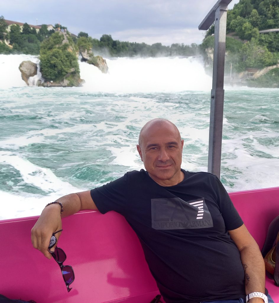 Solo il rumore prorompente dell'acqua sovrasta il silenzio del paesaggio .