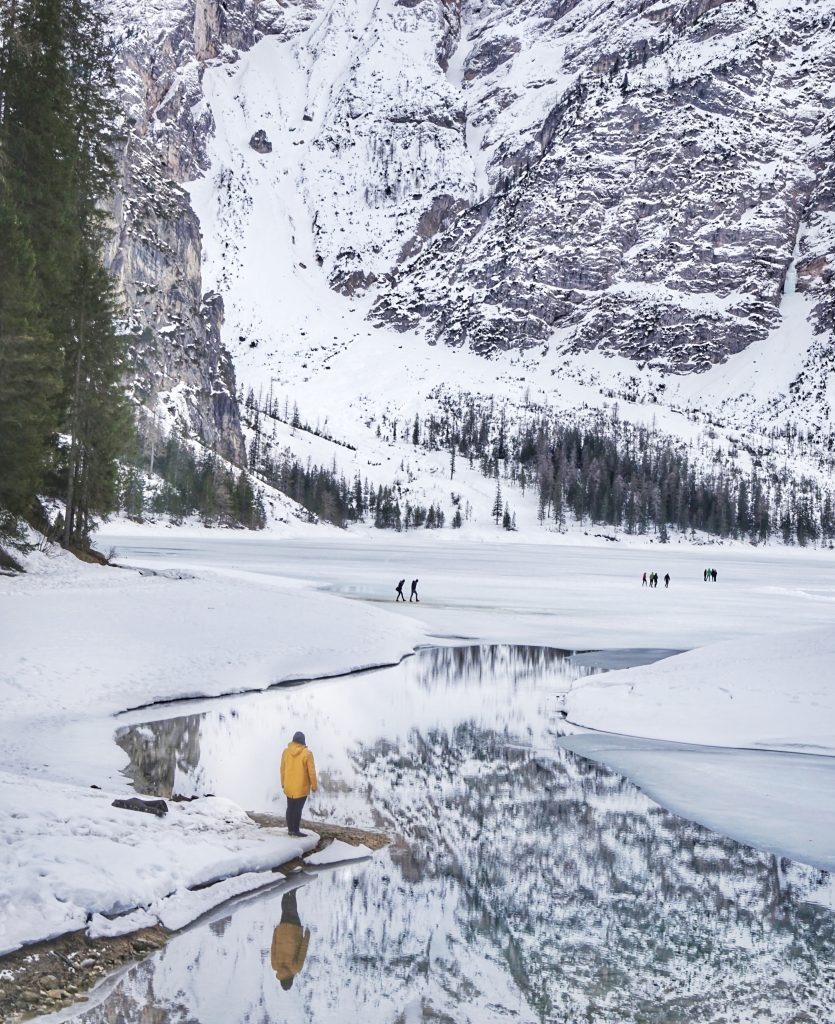 Sentire il profumo della neve, ammirare il colore dell’inverno, percepire il calore delle emozioni. Qui ed ora.