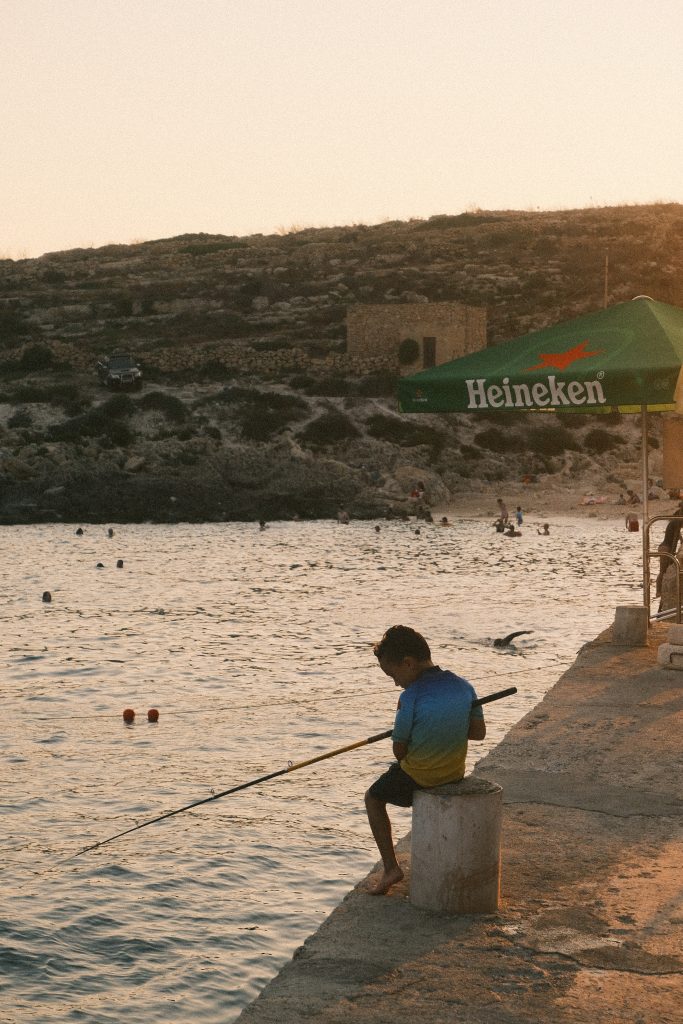 In un mondo che corre, questo bambino sceglie di restare fermo. Il mare davanti, il tempo che rallenta, la natura che insegna pazienza. Prendersi cura di sé passa anche dal saper stare, respirare, ascoltare l’acqua.