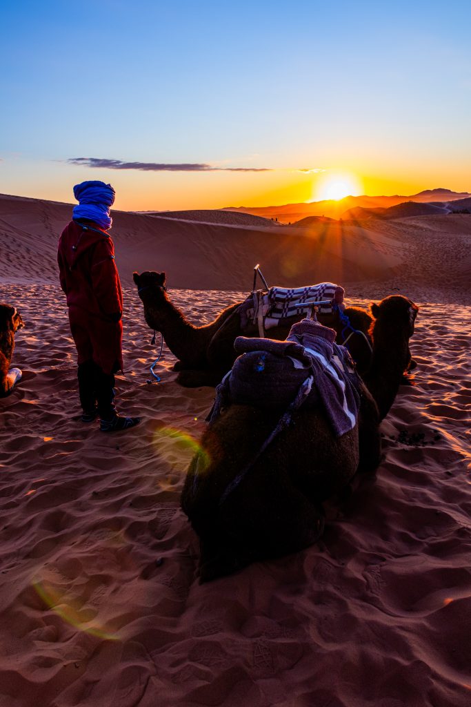 Nel Sahara l’alba si guarda in silenzio. La natura detta il tempo, l’uomo segue. Vivere bene è anche questo: riprendersi il ritmo della terra.