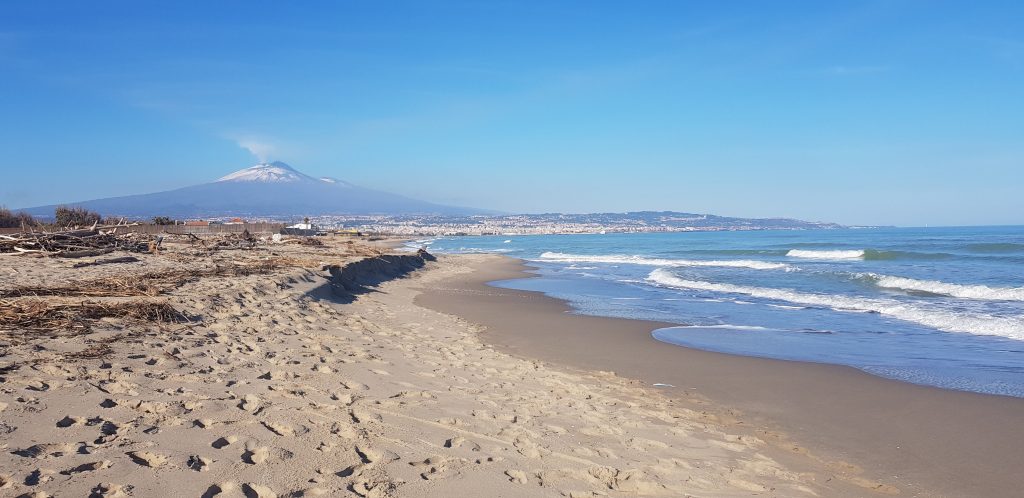 Lunghe passeggiate sulla spiaggia con vista Etna...benessere per il fisico, gli occhi e la mente!