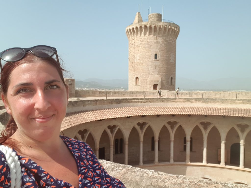 Viaggiare e vincere le sfide più difficili. (PS: Qui avevo conquistato la vetta di uno splendido castello, in cima a 500 gradini, con una temperatura di 40 gradi!)