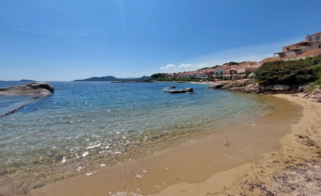 Rilassarmi sul bagnasciuga, ascoltando solo il rumore delle onde del mare