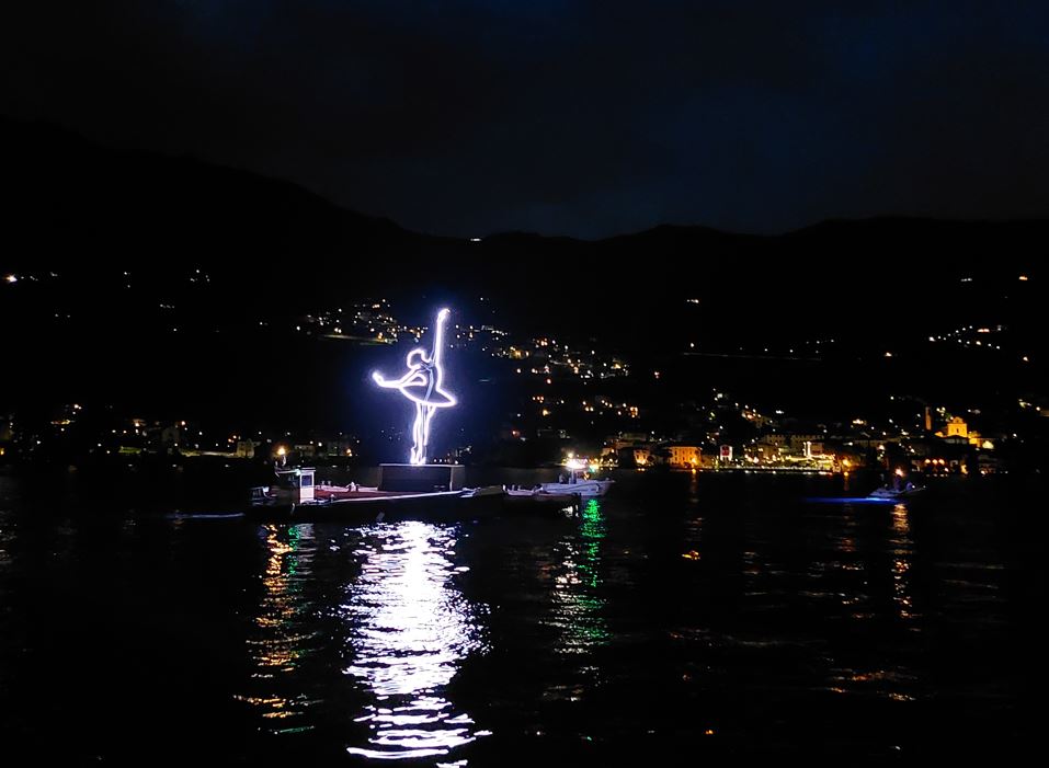 La leggerezza di una ballerina che danza sull'acqua