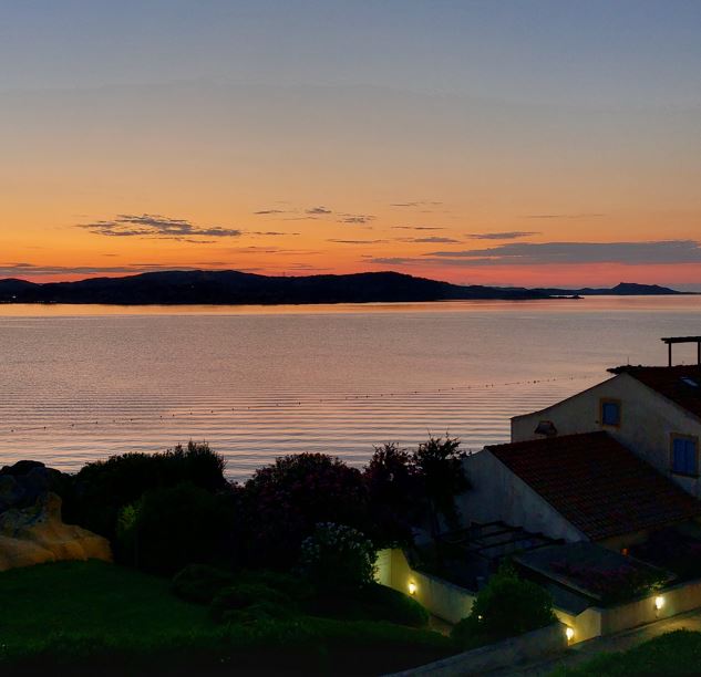Una coperta di onde che culla il mare al tramonto