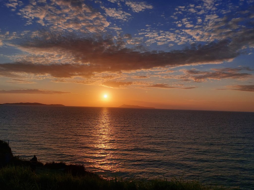 Fantasticare guardando la forma delle nuvole nello scintillio di un tramonto sul mare