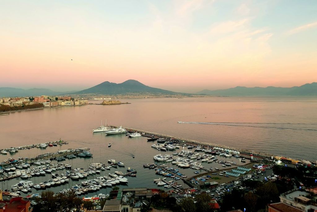 Meditare davanti al mare e alla mia città.