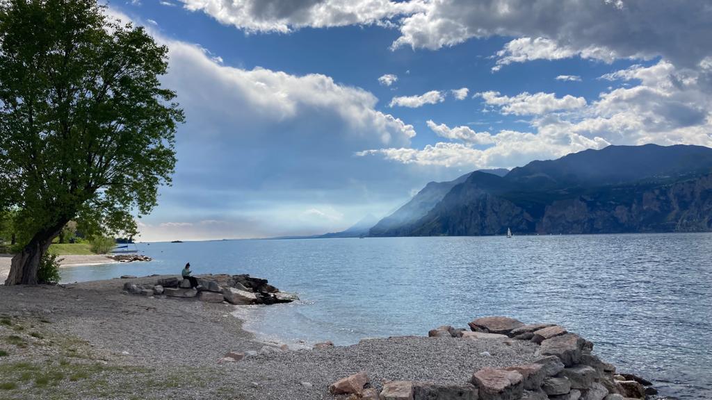 rilassarmi guardando il lago di Garda in un periodo poco turistico, questo mi infonde tanta tranquillità.