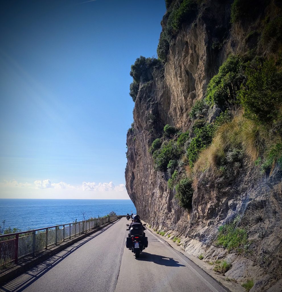 Un giro in moto...il vento che mi sfiora la pelle ed un panorama suggestivo che mi ricorda quanto sia meravigliosa la vita...