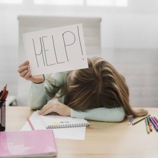 little-girl-holding-help-message-white-paper-articolo-genio.jpg Image by freepik