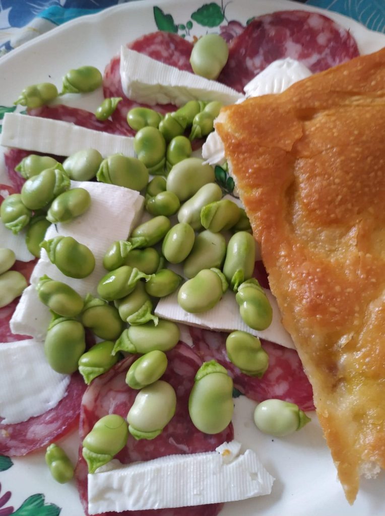 Merenda con fave e salame! Naturalmente con la focaccia genovese!