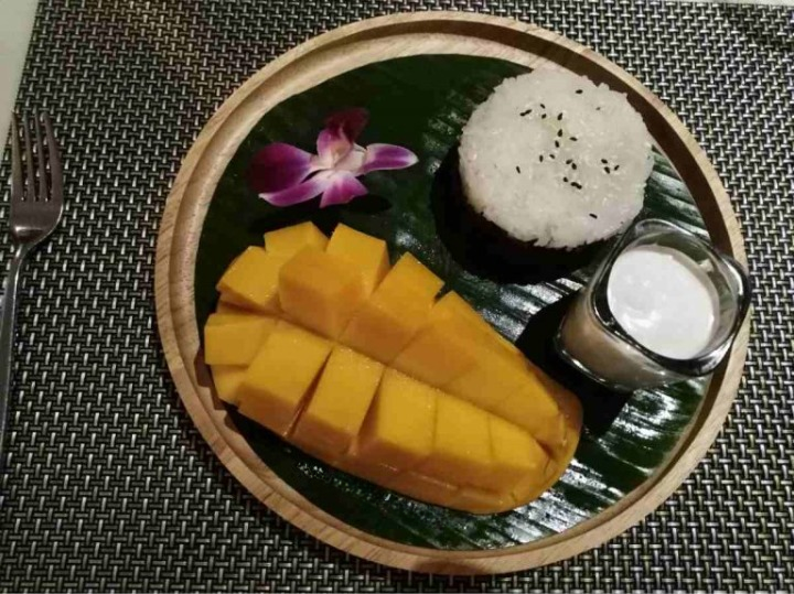 Il mio benessere è gustare sapori esotici come un bel piatto di mango sticky rice, rigorosamente servito su una foglia di banano. Un viaggio in Thailandia è anche questo