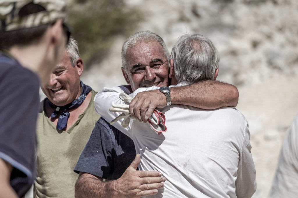 Circondarsi di amici positivi! Il benessere mentale è importante tanto quanto quello fisico. Allontanare persone negative e circondarsi di persone positive è fondamentale per vivere una vita sana.