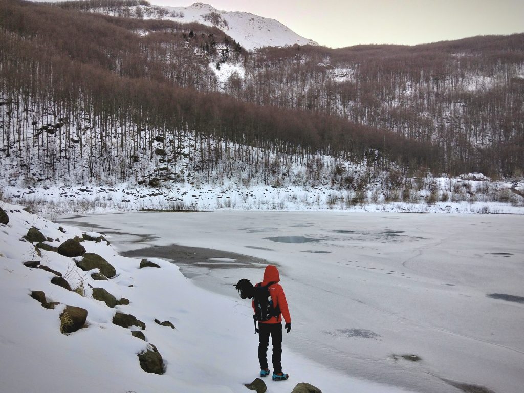 Camminare nella natura per raggiungere posti incontaminati e poco frequentati, godendo del silenzio del bosco e dei rumori della natura.