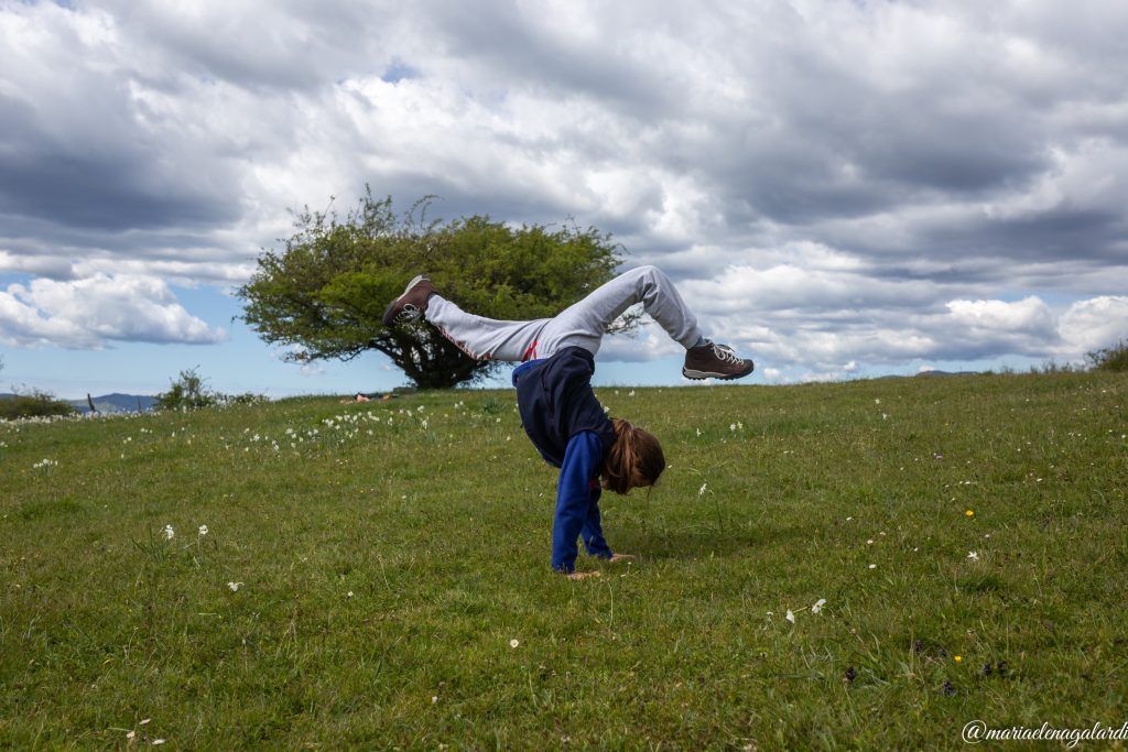Praticare sport all'aria aperta, immergersi nella natura e attivare il contatto con essa, permettere ai nostri figli di esprimersi senza paura.