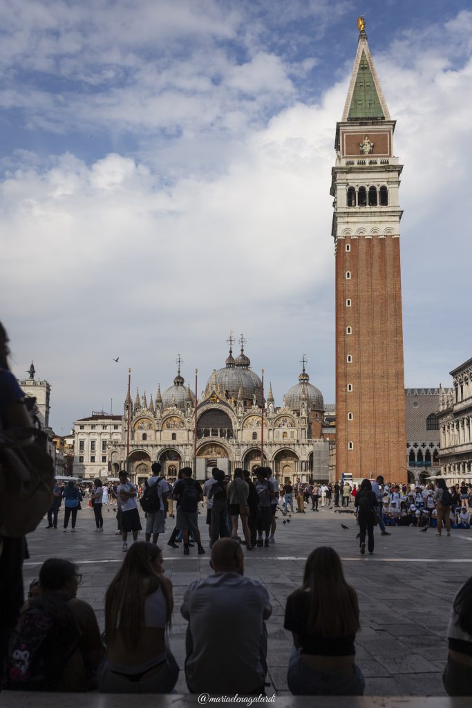 visitare città d'arte e immergersi nelle bellezze storiche, visitare musei e luoghi di interesse per arricchire la mente.