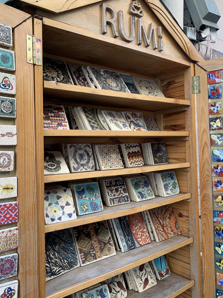 Esplorare luoghi nuovi con le loro culture!:)