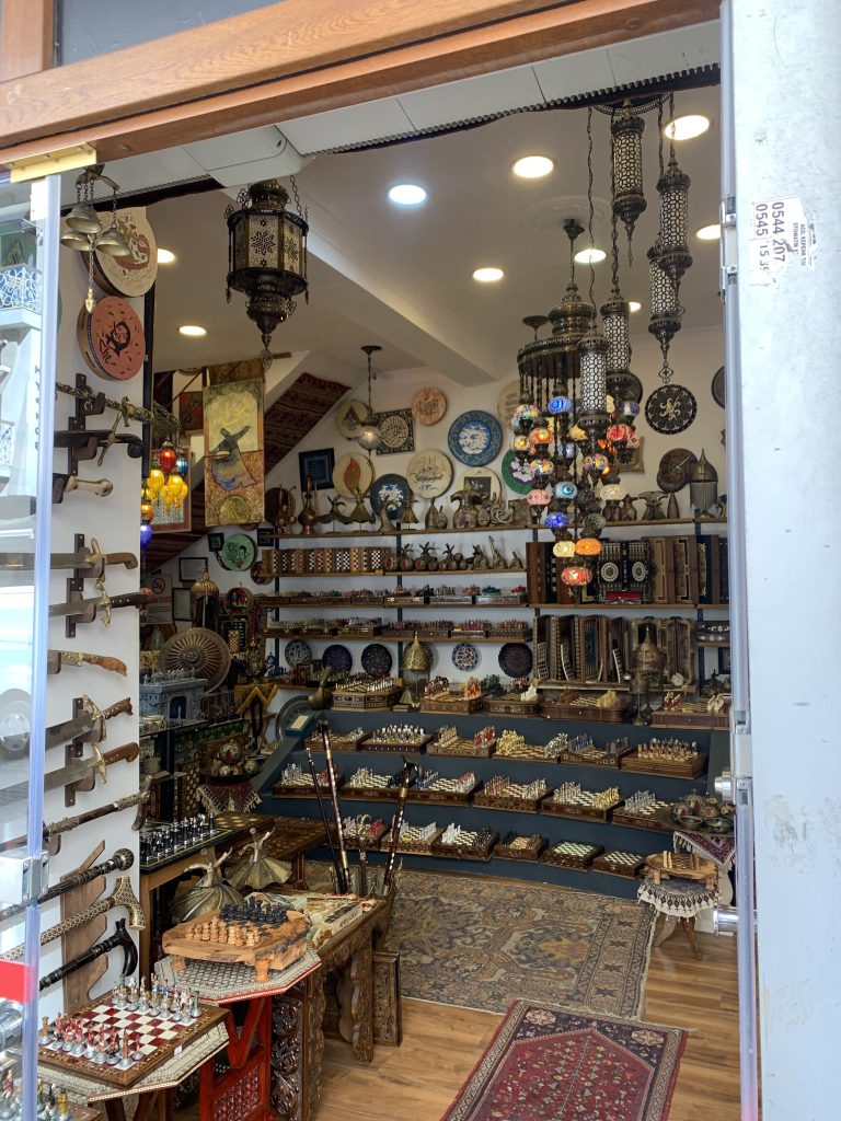 Scoprire tradizioni e usi locali degli altri paesi