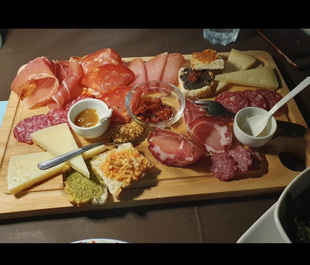 Intorno al tavolo con la giusta compagnia e il buon cibo nostrano.