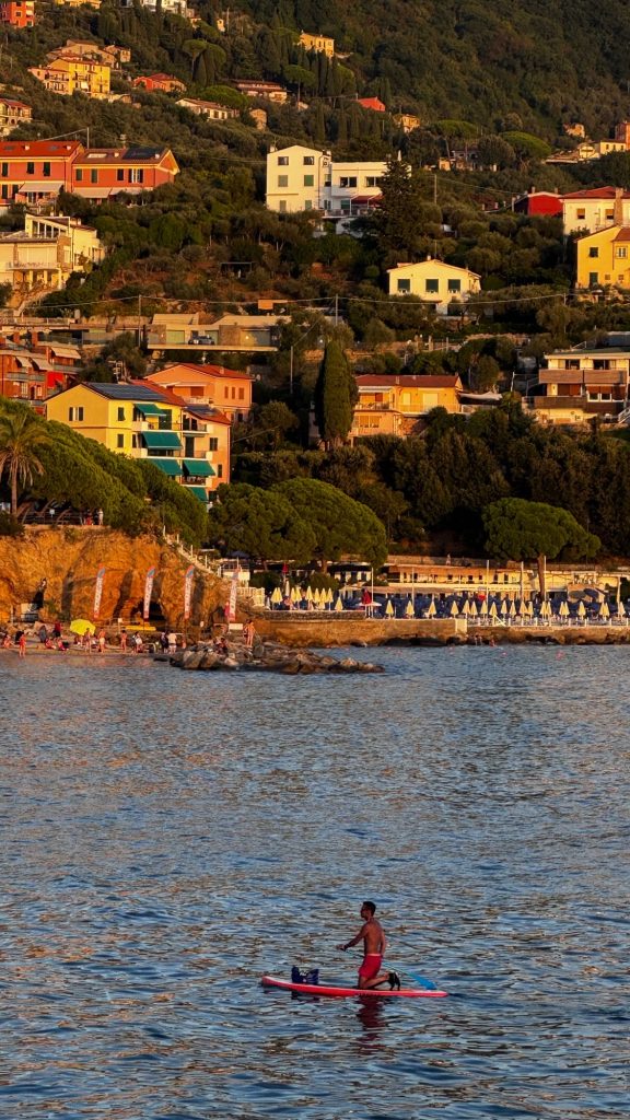 la liguria nelle ore del tramonto