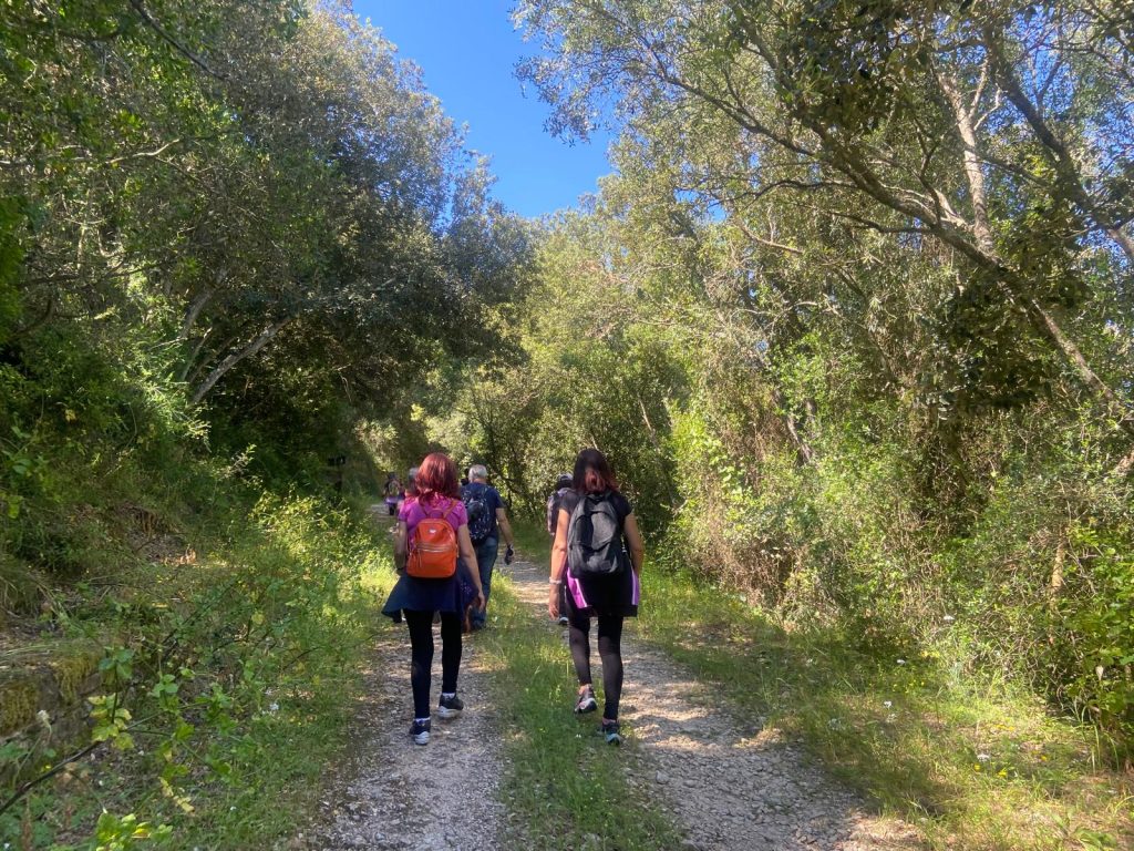 Camminare in mezzo alla natura e in compagnia fa bene alla mente e al cuore !