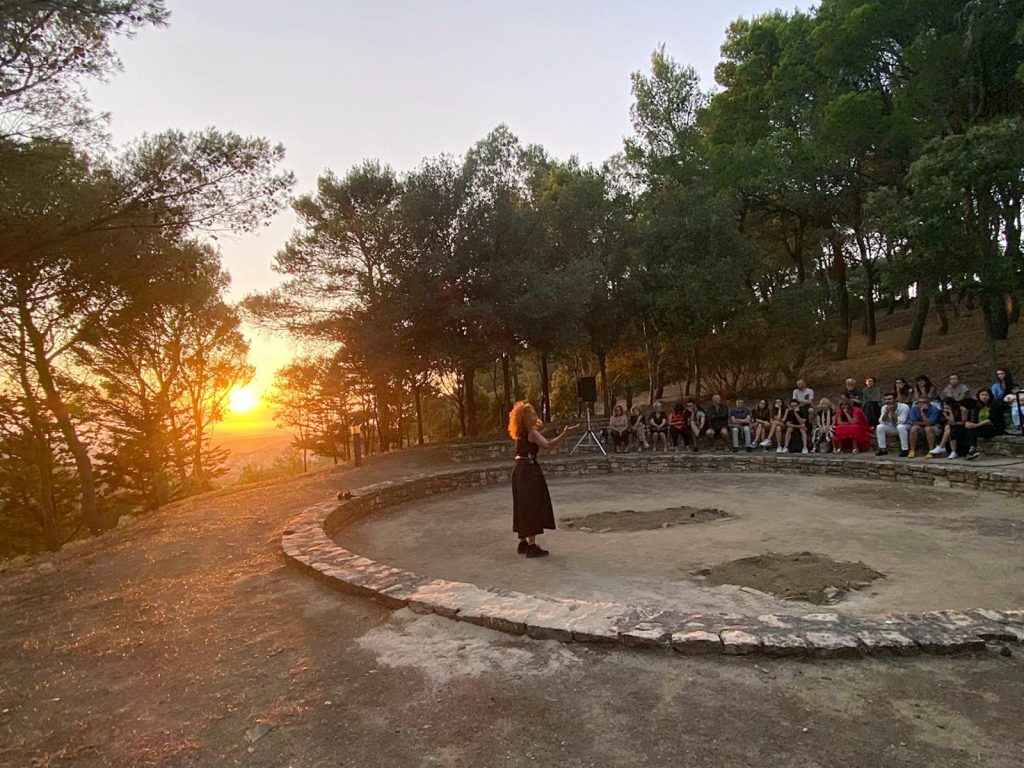 Spettacoli teatrali immersi in un parco. Momenti intensi fatti di sorrisi, suggestioni e bellezza, regalandoci l’emozione di un’esperienza da ricordare