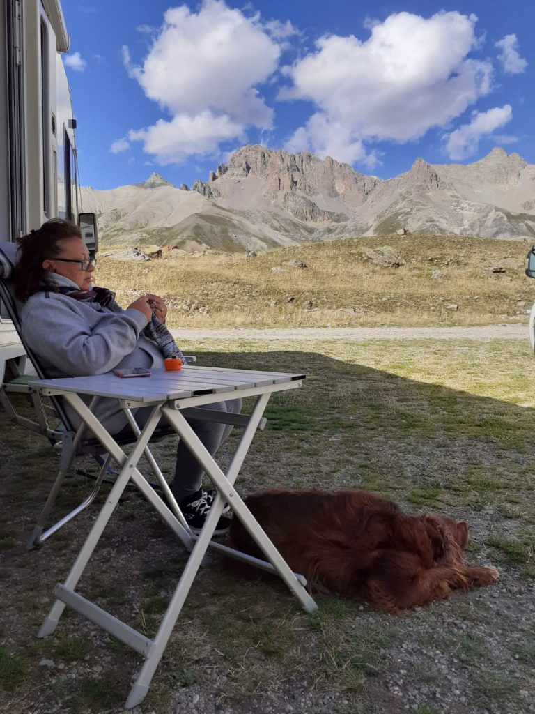 CERCARE IL FRESCO ESTIVO IN MONTAGNA E RILASSARMI LAVORANDO A MAGLIA