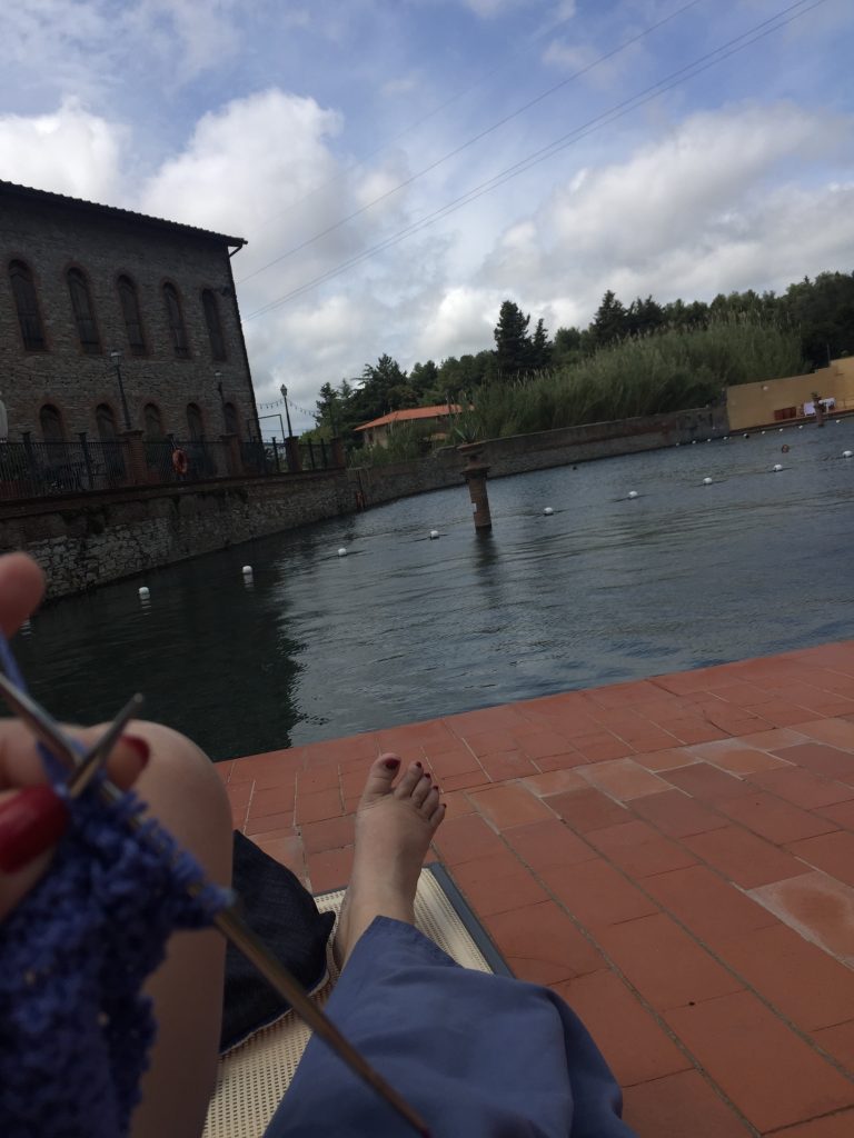 Curare insieme corpo e mente. Il corpo alle terme, la mente con il knitting