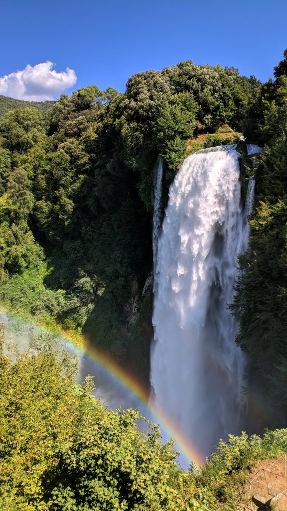 Il mio benessere è respirare aria pulita e sentirmi libera davanti a questa cascata