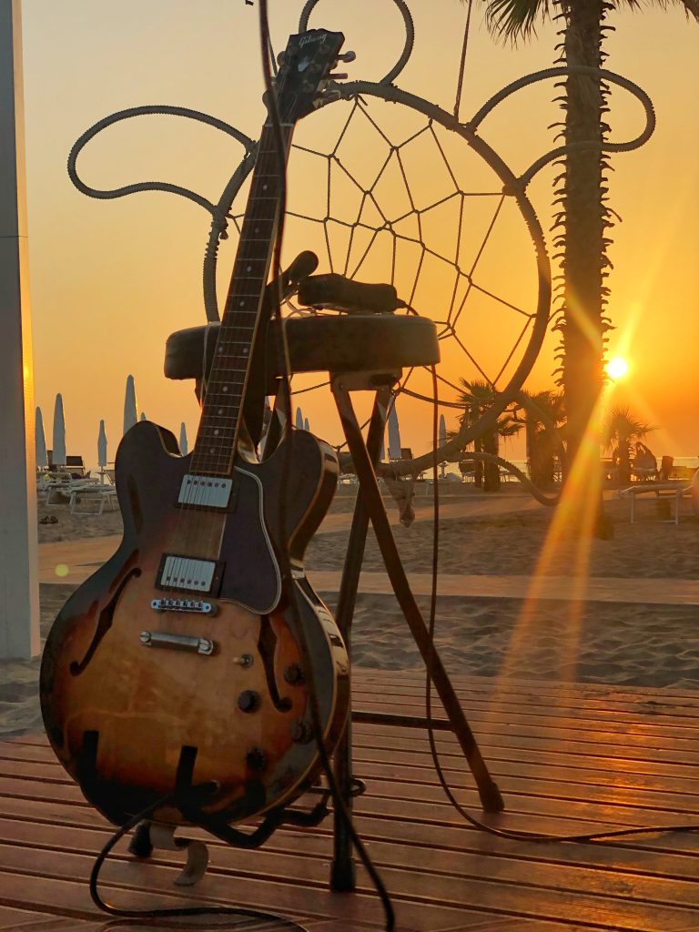Alzarsi molto presto, prendere la chitarra e andare in riva al mare ad aspettare l'Alba accompagnata dalla musica