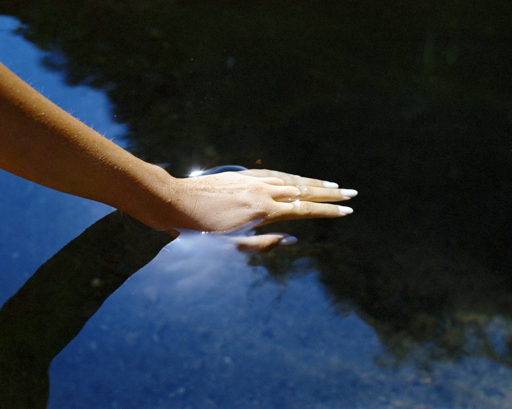 Passare il tempo in campagna al fiume