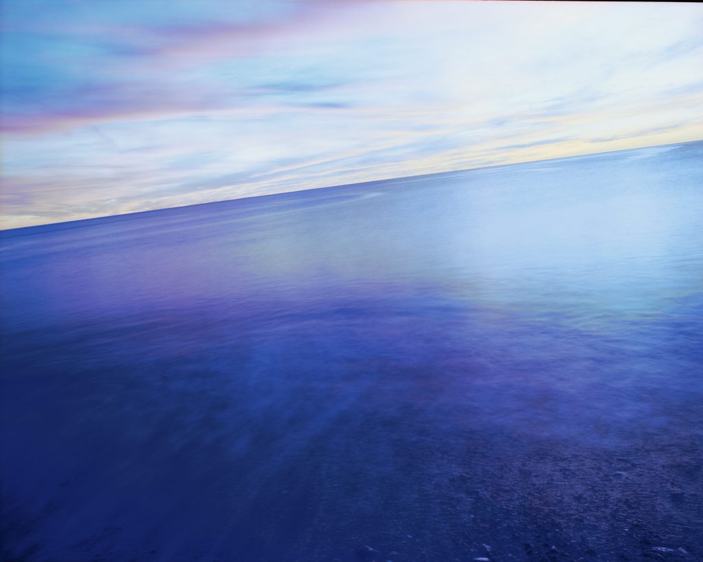 guardare il tramonto sul mare d'inverno, molto diverso dai lunghi tramonti estivi. Il cielo si colora di viola e in un attimo se ne va. Una gioia per gli occhi, che dura pochi secondi e proprio per questo, più preziosa.