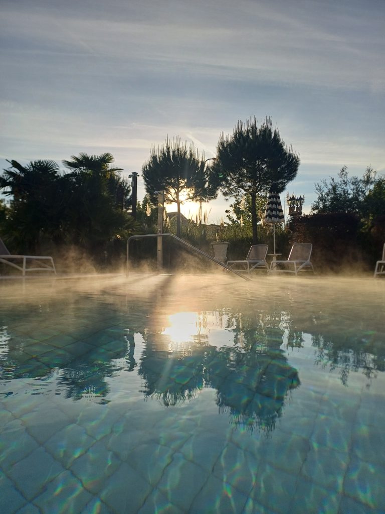 Rilassarsi in solitudine con l alba del mattino
Impagabile bellezza 
Sogni che diventano realtà .
Anzi realtà che sogni
Io inguaribile sognatrice