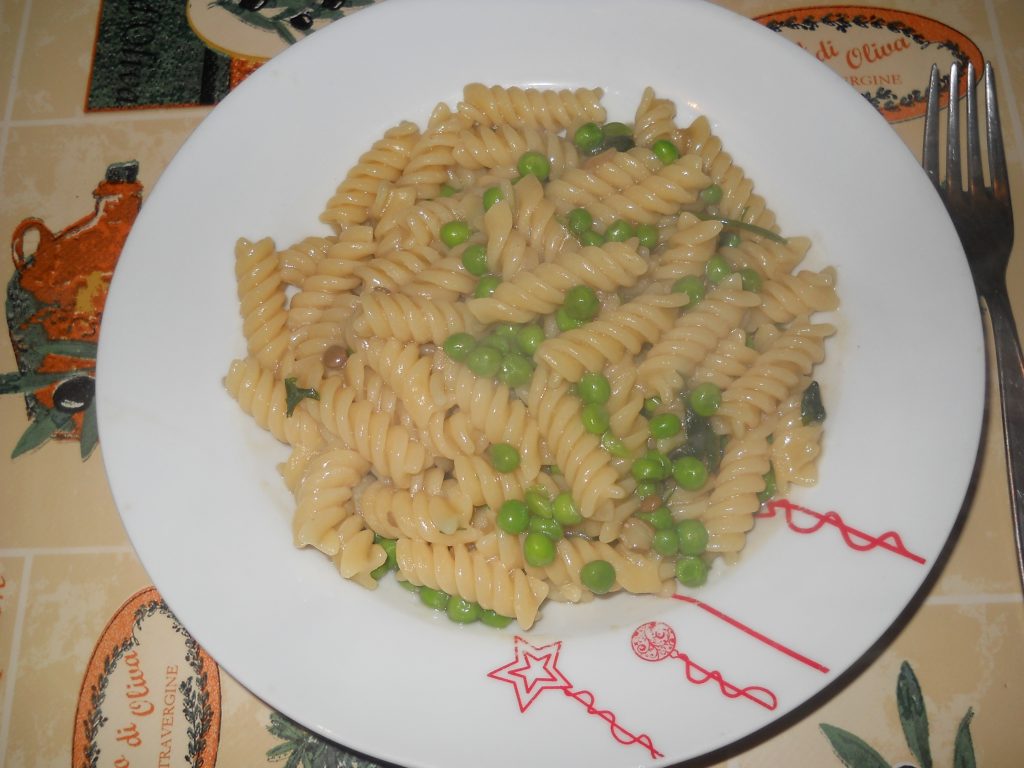 mangiare un piatto di pasta italiana.