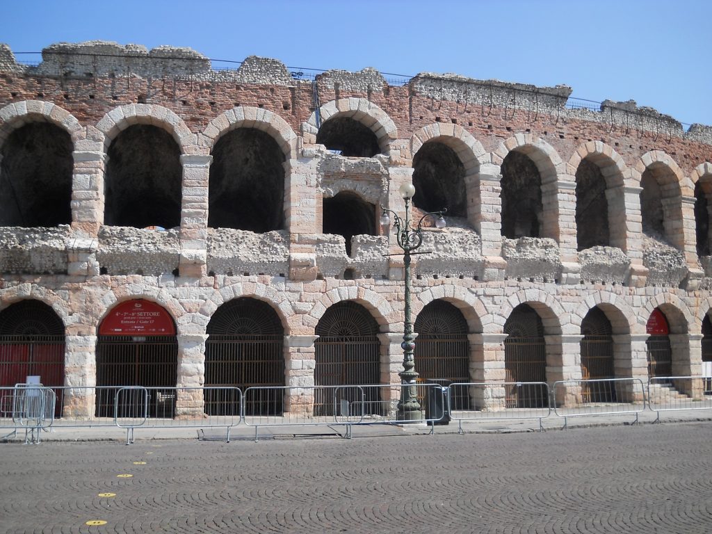 sentire la musica all'Arena di Verona.
