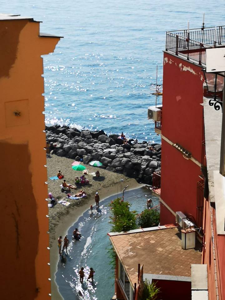 #IL MIO BENESSERE DAGLI SCOGLI DI POSILLIPO GUARDO LA MIA BELLA NAPOLI.