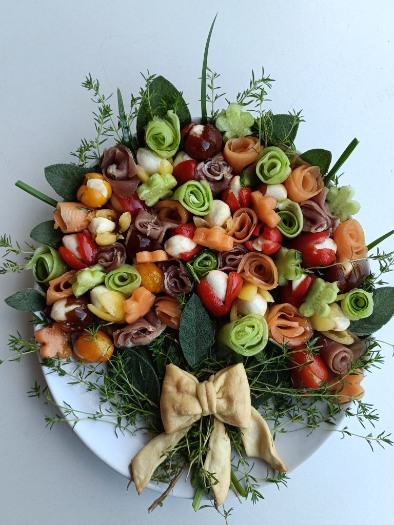 Portare in tavola piatti sani, pieni di colore e decorati come questo antipasto estivo, leggero e fresco, che oltre a soddisfare il palato, gratifica anche la vista 😍