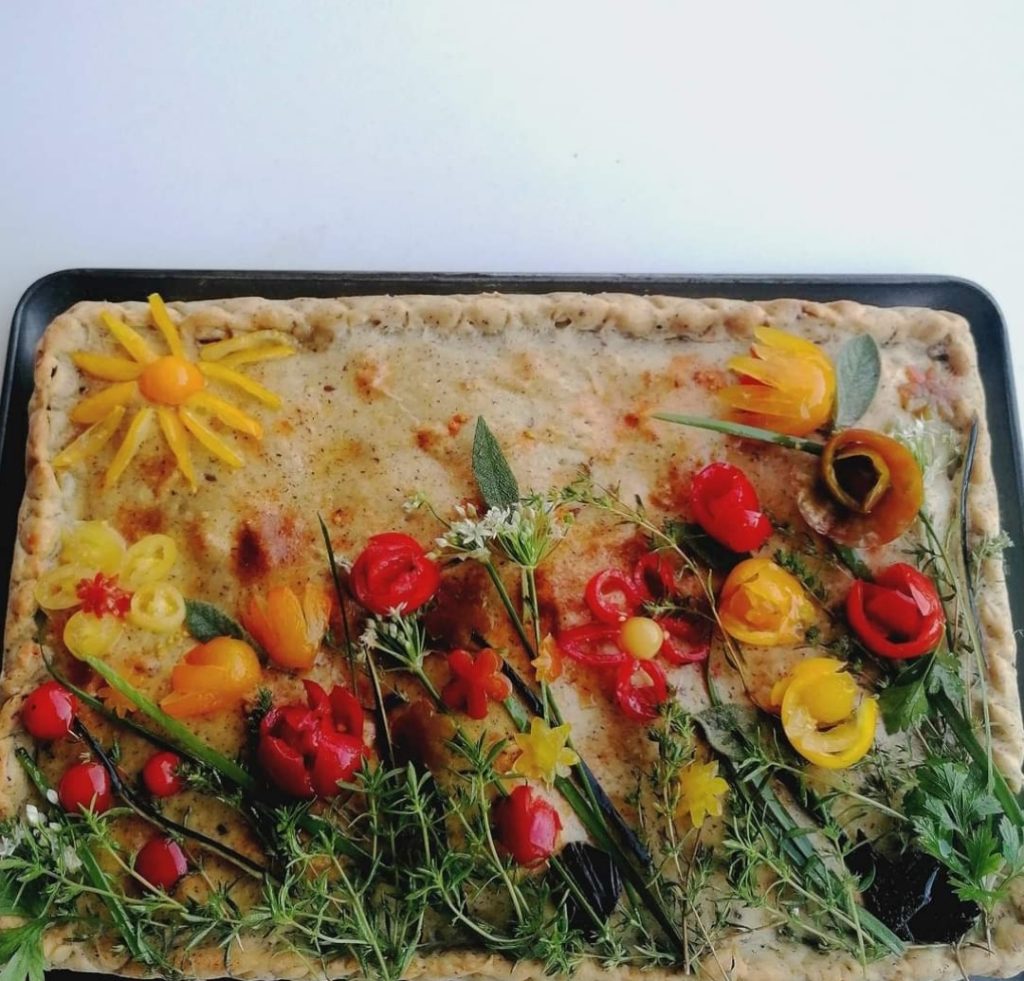 Preparare cibi sani con le verdure del mio orto,adoro fare le torte salate e decorarle con le verdure, un piatto si ammira prima di tutto con gli occhi 😍