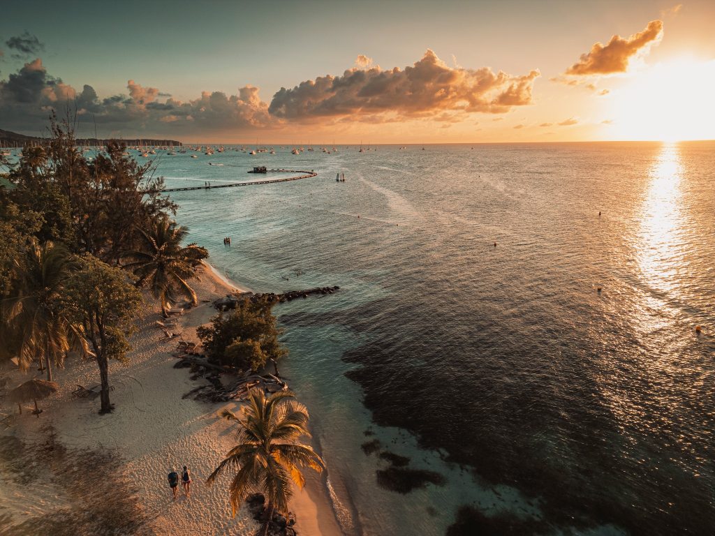 una passeggiata al tramonto in spiaggia