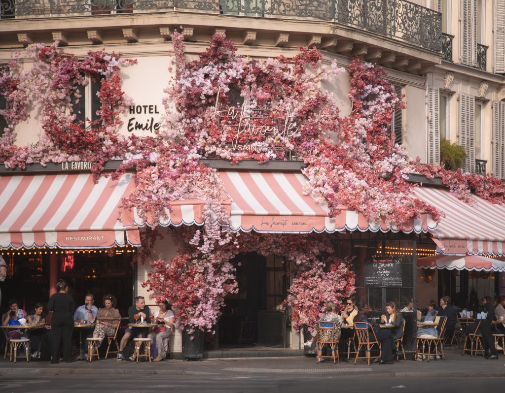 prendere un drink nel bar più rosa di Parigi