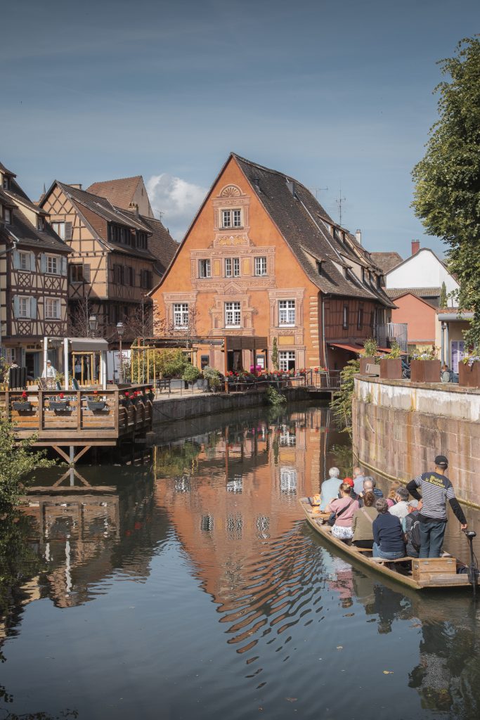 fare un giro in barca in un piccolo borgo della Francia