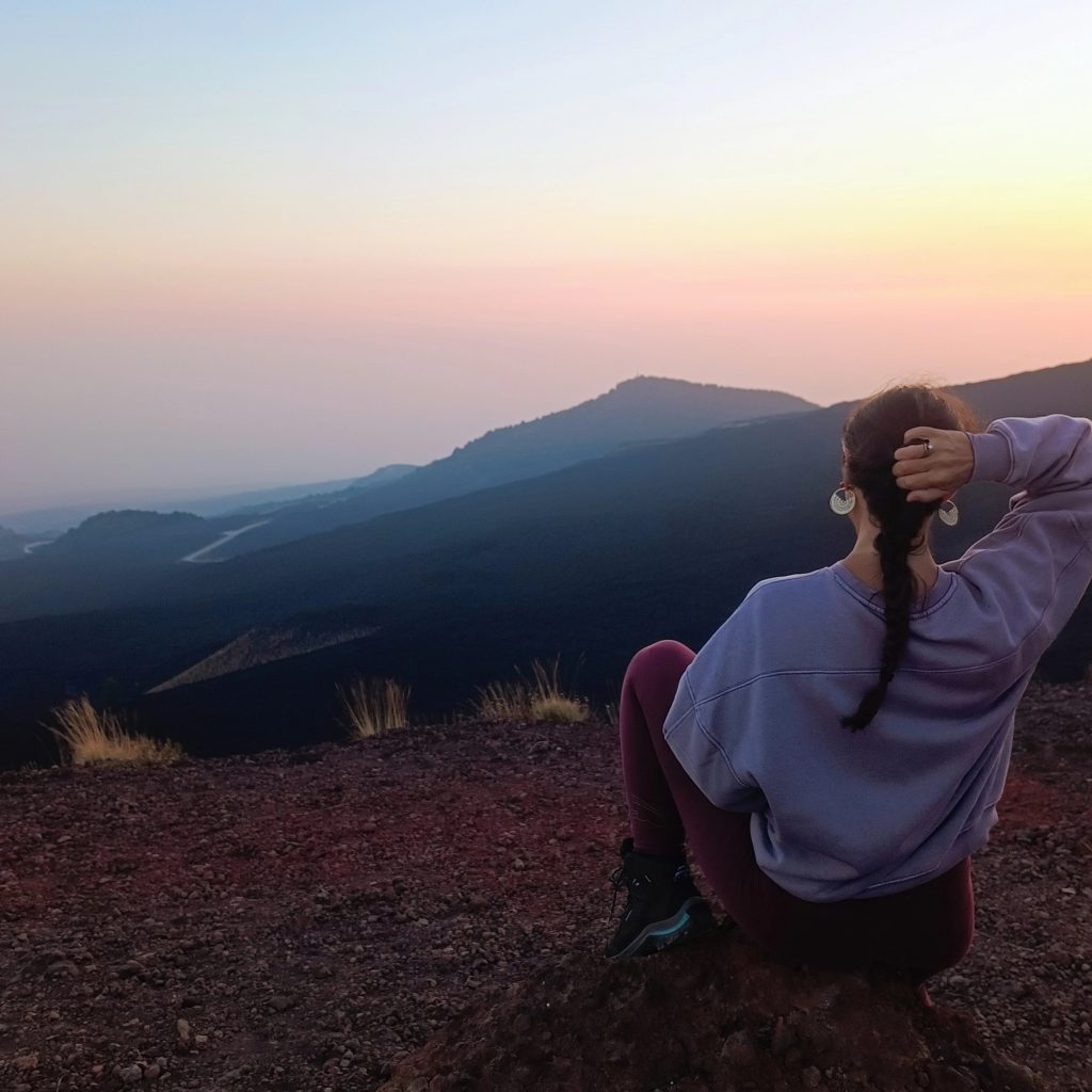Una passeggiata circondata da meravigliosi paesaggi e colori, pieni di energia e forza come solo un vulcano può regalare