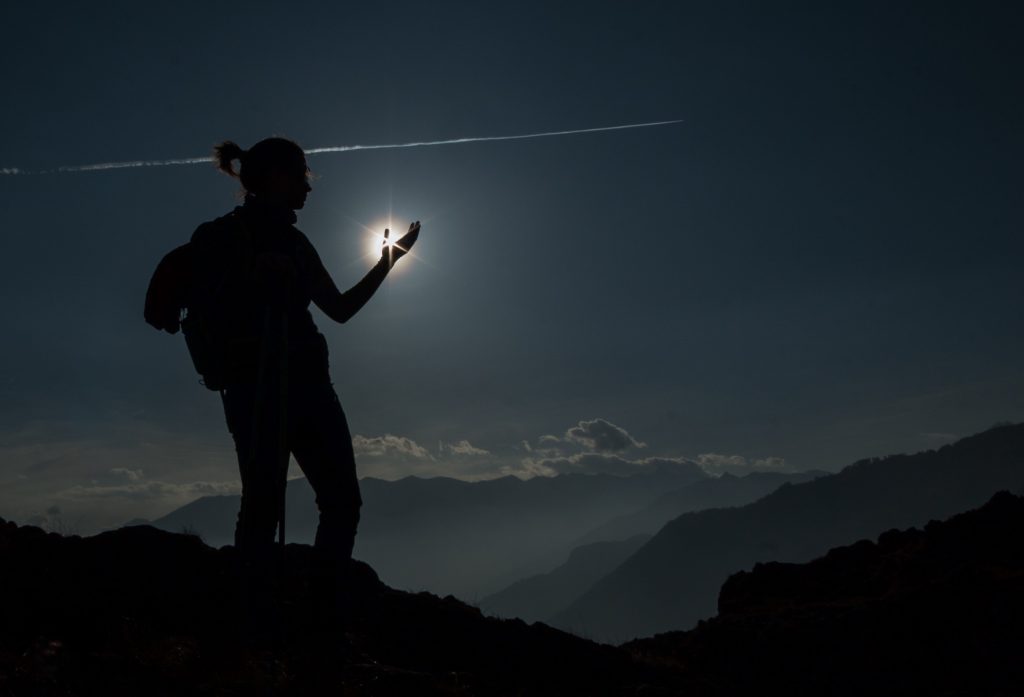 scalare la montagna e raggiungere l'altezza dove puoi toccare il sole